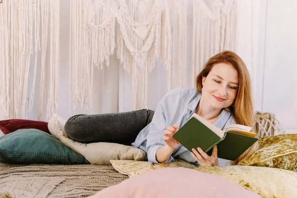 Νεαρή Όμορφη Γυναίκα Διαβάζει Ένα Βιβλίο Στο Σπίτι Στο Κρεβάτι — Φωτογραφία Αρχείου