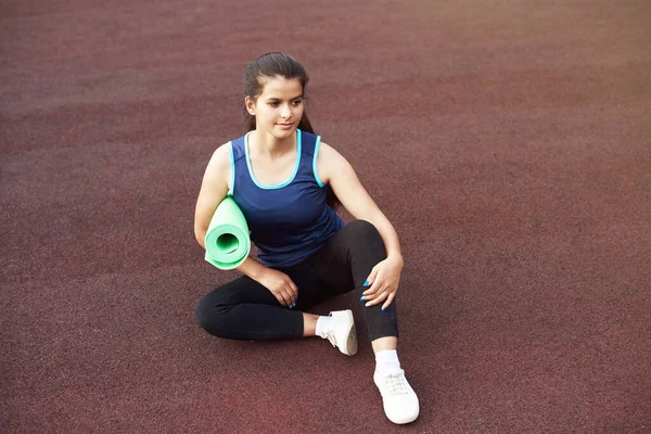 Sport Och Fitness Koncept Tonåring Sportuniform Sitter Idrottsplats — Stockfoto