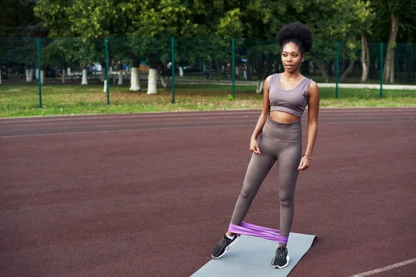 Vrouw Tijdens Haar Fitnesstraining Buitenlucht Met Rubberen Weerstandsband Elastisch Voor — Stockfoto