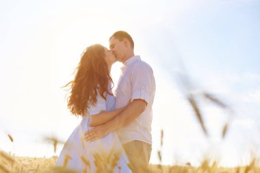 Genç çiftler buğday tarlasında sarılır, öpüşür ve hayatın tadını çıkarırlar. Aşk kavramı ve küfürsüz ilişkiler..