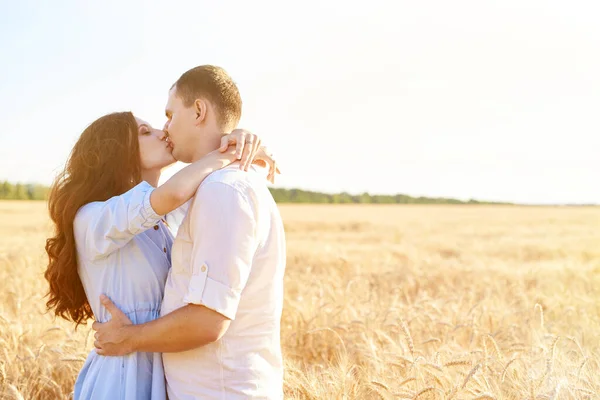 Junges Paar Umarmt Sich Weizenfeld Küsst Sich Und Genießt Das — Stockfoto