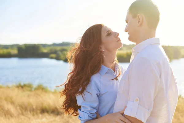 Superbe Portrait Plein Air Sensuel Jeune Couple Mode Élégant Étreignant — Photo