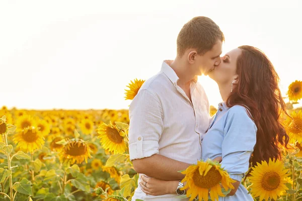 Mann Und Frau Küssen Sich Sanft Der Natur Porträt Eines — Stockfoto