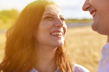 Genç bir çift buğday tarlasında sarılıyor, gülüyor ve hayatın tadını çıkarıyor. Aşk kavramı ve küfürsüz ilişkiler.