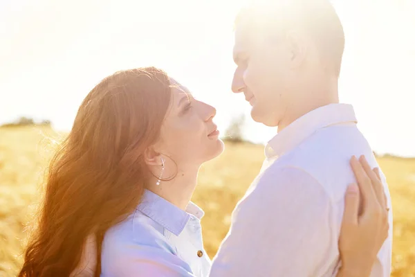 Junges Paar umarmt sich in einem Weizenfeld und genießt das Leben. Das Konzept der Liebe und korrekte, nicht missbräuchliche Beziehungen — Stockfoto