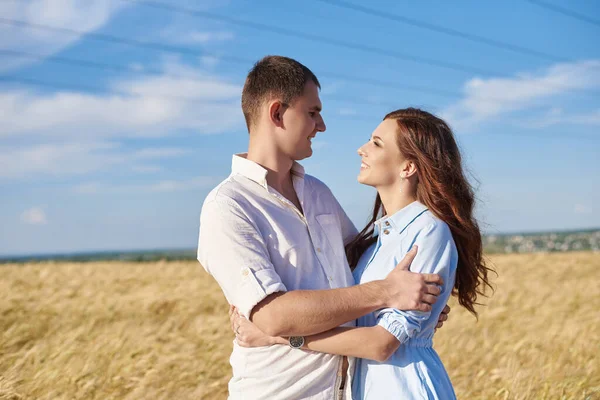 Ehrfürchtig glückliches Paar haben Spaß in einem Feld Sonnenuntergang Hintergrund. Lebensstil und Reisekonzept — Stockfoto