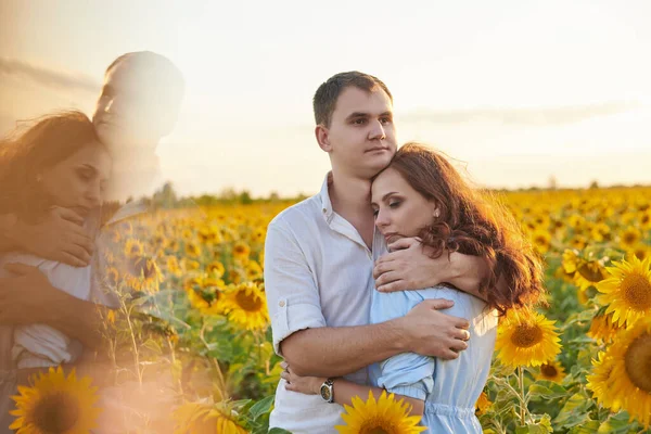 Lächelndes, glückliches Brautpaar in einem Sonnenblumenfeld. Das Konzept der Liebe, des gegenseitigen Respekts und der richtigen Beziehungen — Stockfoto