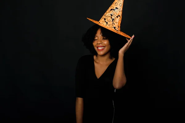 Tiro Horizontal Uma Jovem Mulher Negra Alegre Com Corte Cabelo — Fotografia de Stock