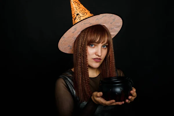 Uśmiechnięta Młoda Kobieta Przedstawia Czarownicę Halloween Studiu Uroczystość Października — Zdjęcie stockowe