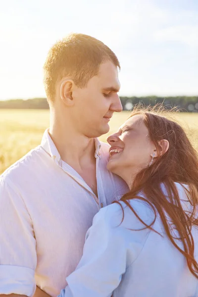 Couple Souriant Heureux Beau Mec Caucasien Portant Chemise Blanche Câlins — Photo