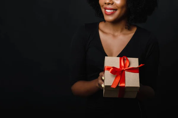 Uma Mulher Negra Está Segurando Presente Natal Com Uma Fita — Fotografia de Stock