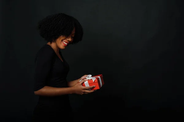 Egy Afro Frizurájú Sötét Bőrű Ajándékot Kamerának Újévi Vásárlás Koncepciója — Stock Fotó