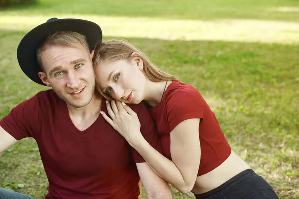 Ein Paar Lächelt Die Frau Und Der Mann Haben Spaß — Stockfoto