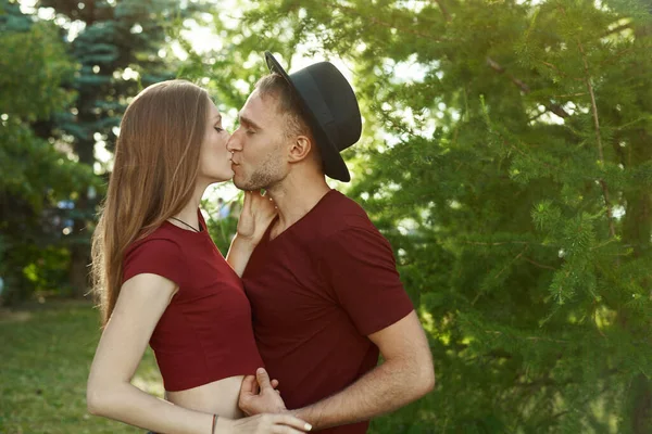 Ein Paar Küsst Sich Mann Und Frau Küssen Sich Gegen — Stockfoto