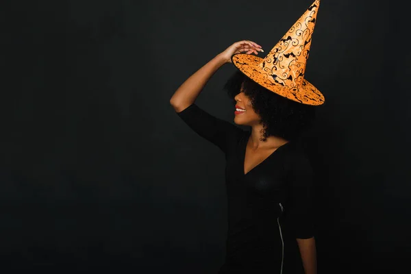 Donna nera afroamericana in costume di Halloween in studio su uno sfondo nero. Copia spazio — Foto Stock
