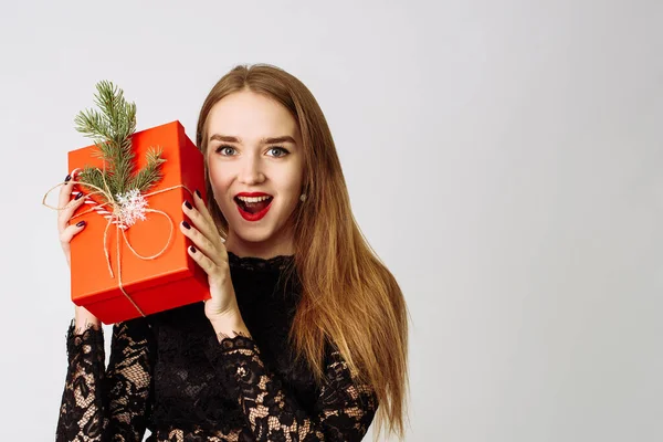 Retrato de una joven linda mujer excitada sosteniendo la caja presente aislada sobre fondo blanco. Modelo femenino emocionado feliz con caja de regalo —  Fotos de Stock