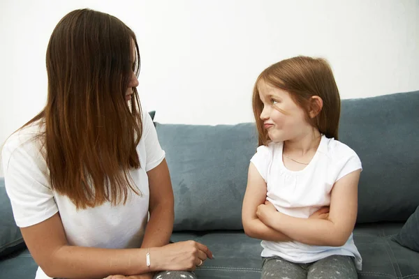 Mother teaches daughter. Mom scolds girl. The litlle girl is offended — Stock Photo, Image