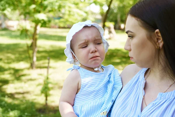 A baby is upset. Mother is looking at disappointed daughter — Stock Photo, Image