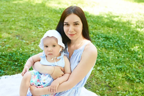 母親と少女がカメラを見ている。母と娘が公園にいる — ストック写真