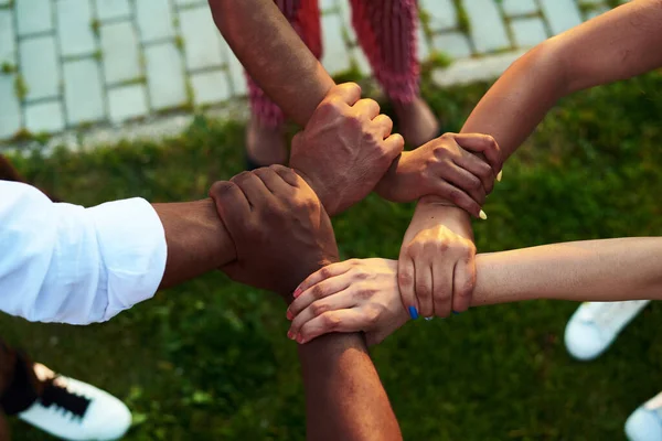 Schwarze Menschen mit gefalteten Händen. Schwarze Menschen unterstützen sich gegenseitig. — Stockfoto
