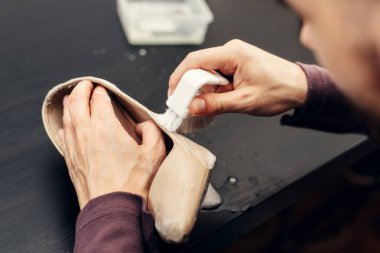 Deri ayakkabı bakım konsepti. Ayakkabı temizleme ve cilalama. Kadın eli temizleme ayakkabısı resmi.