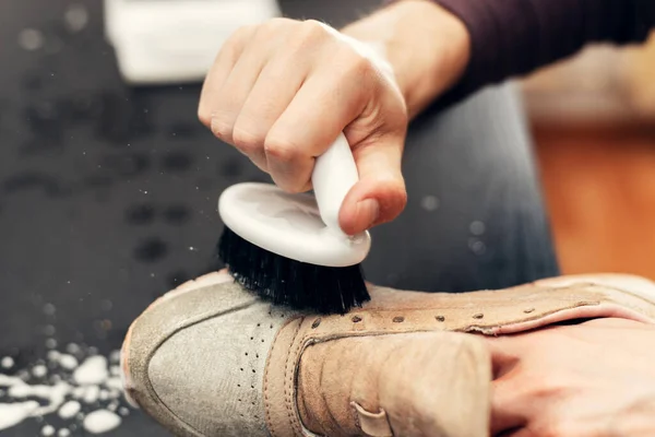 Sapatilhas em uma bacia de lavagem com água ensaboada. Lavar os ténis sujos, limpar os sapatos na oficina — Fotografia de Stock