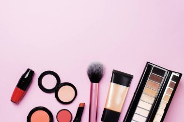 Mesaj için yer. Renkli arka planda makyaj ürünleri ve dekoratif kozmetik ürünleri düzlüktü. Moda ve güzellik blogcusu kavramı