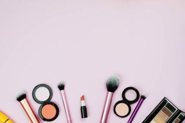 Mesaj için yer. Renkli arka planda makyaj ürünleri ve dekoratif kozmetik ürünleri düzlüktü. Moda ve güzellik blogcusu kavramı