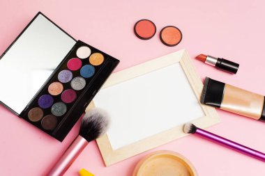 Tasarımcı ve reklamcılık için hazırlan. Mesaj için yer. Makyaj, ruj, göz farı ve makyaj fırçası. Kadın kozmetik ürünleri almak