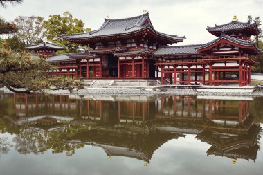 Kyoto, Japonya Uji kasaba havuza karşı yansıtan Byodoin Tapınağı 