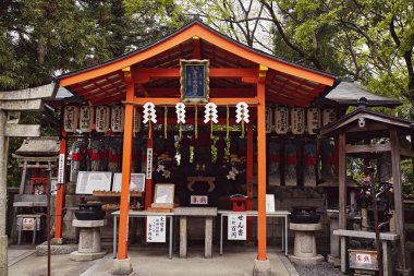 Bir dağın boyunca çeşitli türbelerin Fushimi Inari-Taisha adlı yürüyüş. Kyoto, Japonya