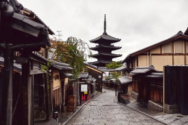 Kyoto bir sokakta binaların Geleneksel Japon mimarisi, Uzak Yasaka Pagoda ile Japonya