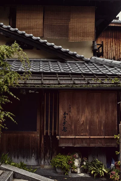 京都市中で建物に伝統的な日本建築 — ストック写真