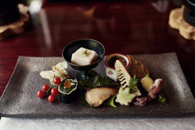 Güzel kaplama Kaiseki yemek featuring taze sebze, sashimi, Balık ve lotus kök. Kyoto, Japonya.  