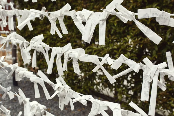 Omikujin fala Fushimi Inari-Taisha tapınak Kyoto, Japonya için ekranda asılı