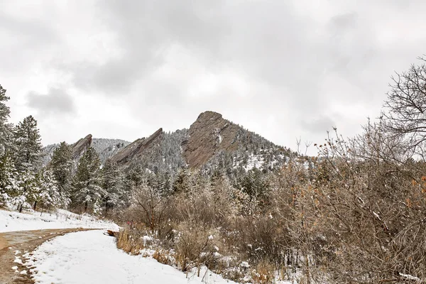Bir bahar kar fırtınası Sıradağlar, vadi ve Chautauqua Park Flatirons, Boulder, Colorado kapsar.