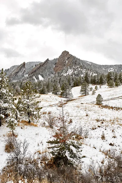 Une Tempête Neige Printanière Couvre Chaîne Montagnes Vallée Les Flatirons — Photo