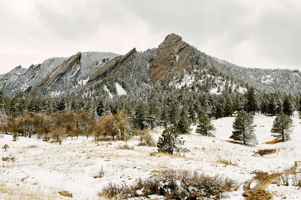 Une Tempête Neige Printanière Couvre Chaîne Montagnes Vallée Les Flatirons — Photo