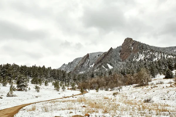 Une Tempête Neige Printanière Couvre Chaîne Montagnes Vallée Les Flatirons — Photo