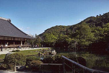 Tenryuji Tapınağı Arashiyama, Japonya'da sıcak bir Bahar gününde bir gölet bakan