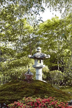 Arashiyama bir parkta Bahçe heykel, Japonya flora ve ağaçlarla çevrili.