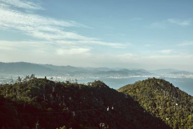 Miyajima ve Hiroşima körfezine bakan Misen Dağı arazisinde Gondol yolculuğu yapabilirsiniz. Miyajima, Japonya