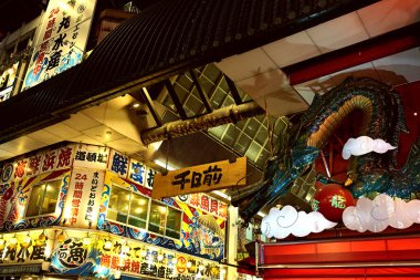 Meşgul Dotonbori sokak geceleri aydınlatılmış. Osaka, Japonya
