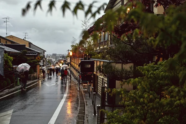 Bahar yağmur fırtınası sırasında Kyoto Prefecture Sokak görünümü. Kyoto, Japonya