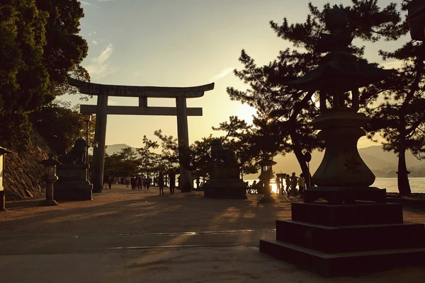 Σιλουέτα Μιας Πύλης Torii Και Γλυπτά Στο Νησί Miyajima Ηλιοβασίλεμα — Φωτογραφία Αρχείου