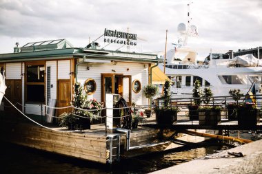 Houseboat restoran Stockholm, İsveç sıcak bir Yaz gününde limanda oturur
