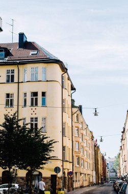 Stockholm, İsveç'te bir mahallede geleneksel İsveç mimarisine sahip binaların sırası