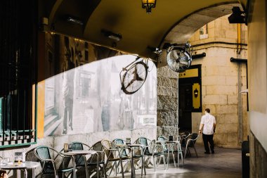 Madrid, İspanya'da bir restoranda bir duvar üzerinde Güneş ışığı