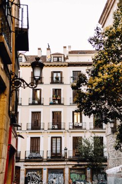 Madrid şehir merkezinde geleneksel İspanyol mimarisi, İspanya