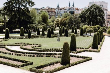 Madrid Parque del Buen Retiro Park güzel peyzaj, İspanya bakımlı bahçeler ve ağaç heykeller featuring